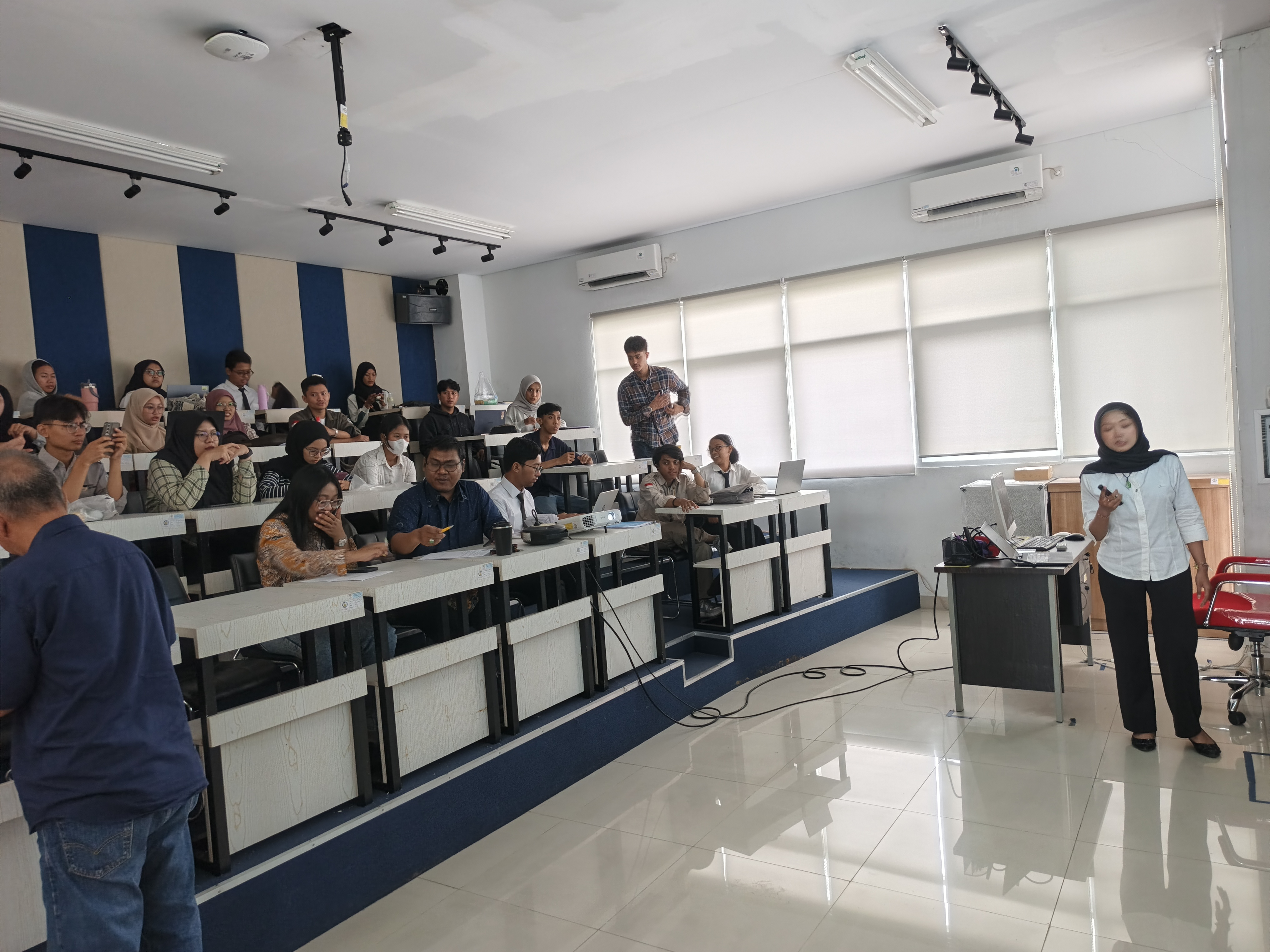 Ruang Kuliah 406 Teater